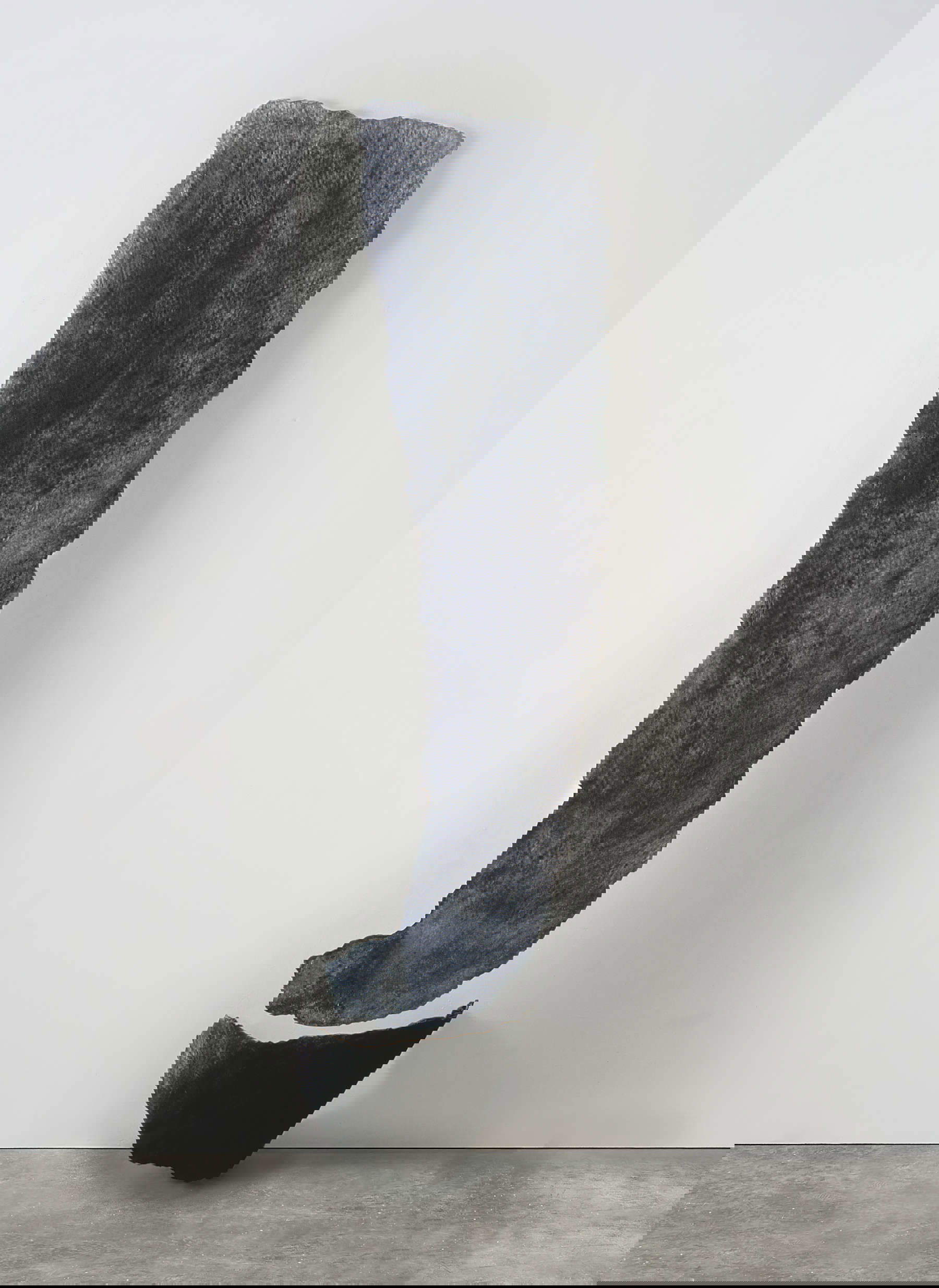 Nunzio, Conca (1982; gesso e tempera, 292 x 98 x 35 cm). Foto: Mimmo Capone