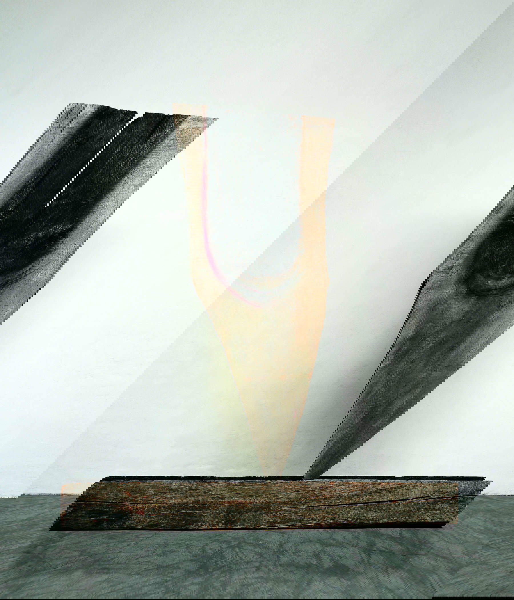 Nunzio, Meteora (1986; pece e pigmenti su legno, 190 x 174 x 20 cm). Foto: Mimmo Capone