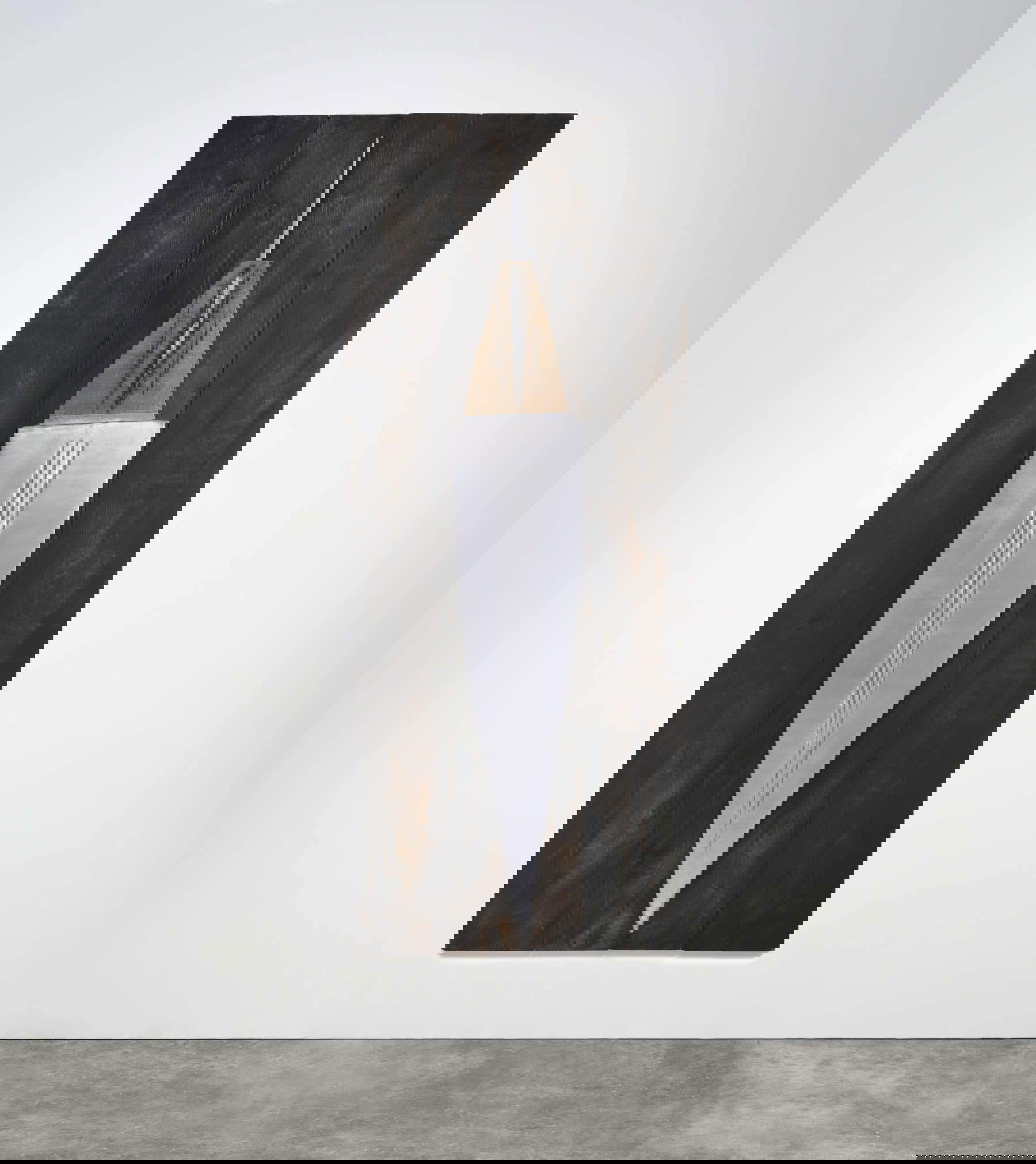 Nunzio, Talismano (1985; piombo e carbone su legno, 208 x 84 x 22 cm). Foto: Agostino Osio - Alto Piano