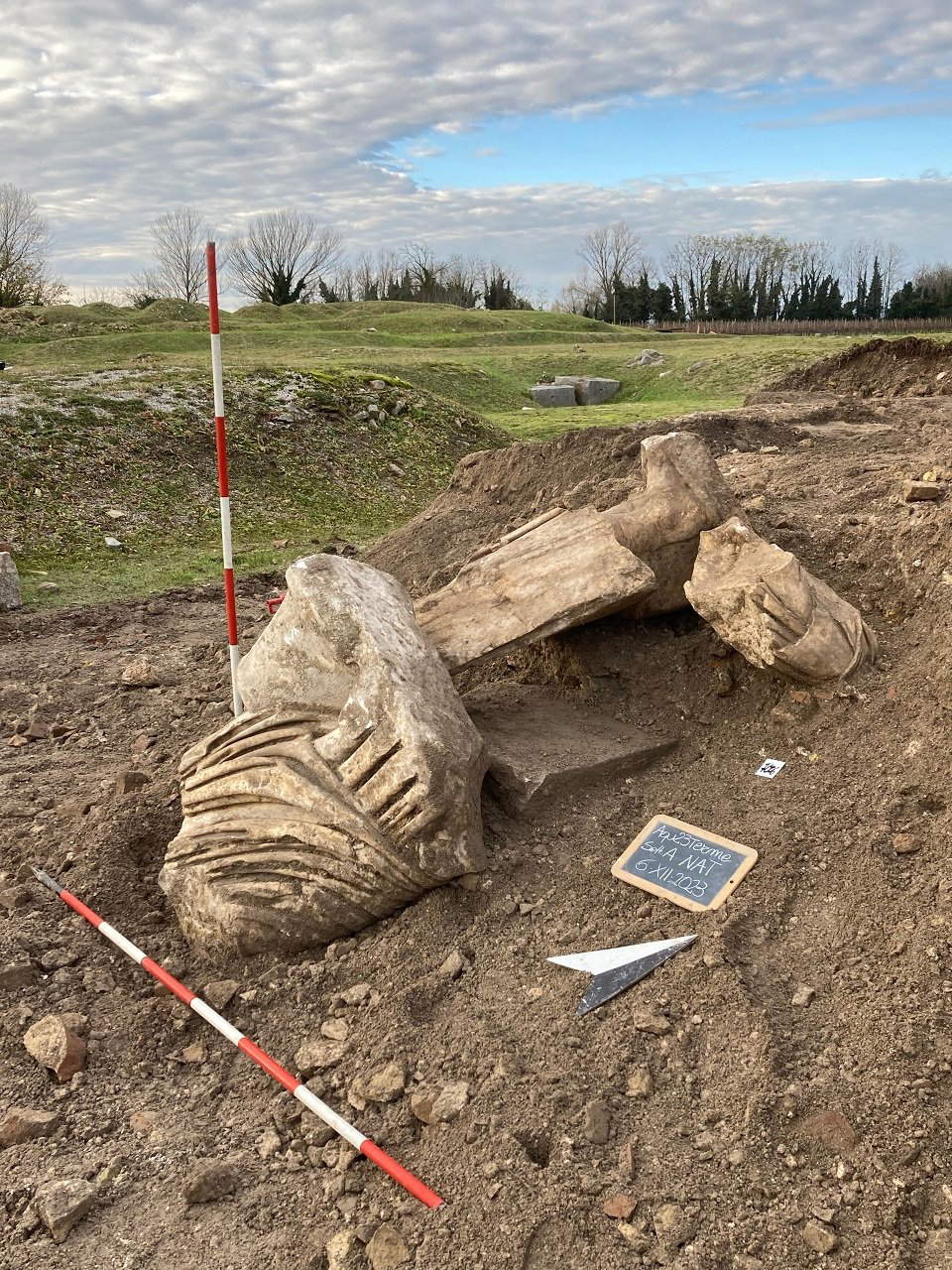 La scoperta di tre statue La scoperta di tre statue