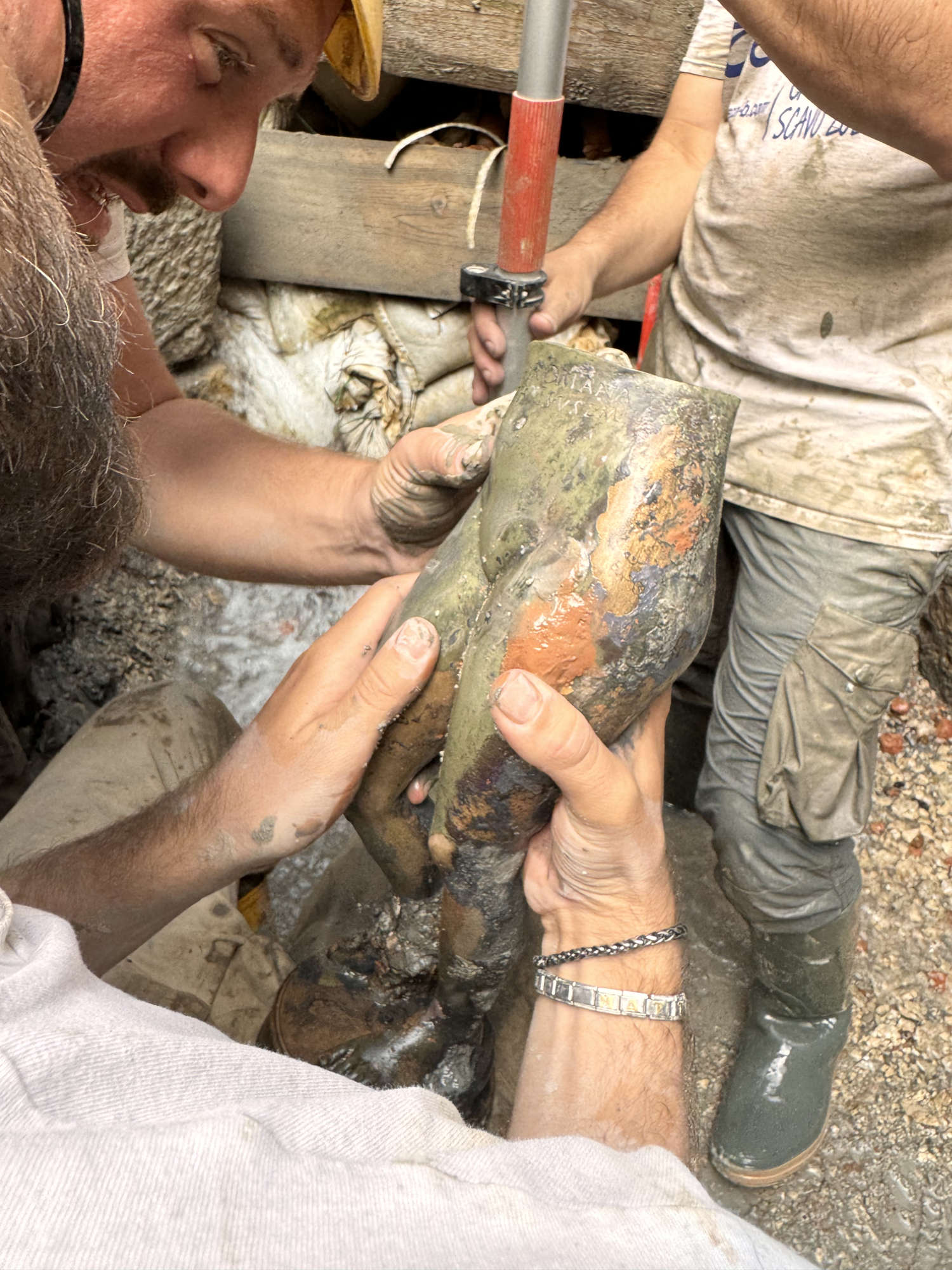 Jambes féminines. Photo : Commune de San Casciano dei Bagni / Ludovico Salerno
