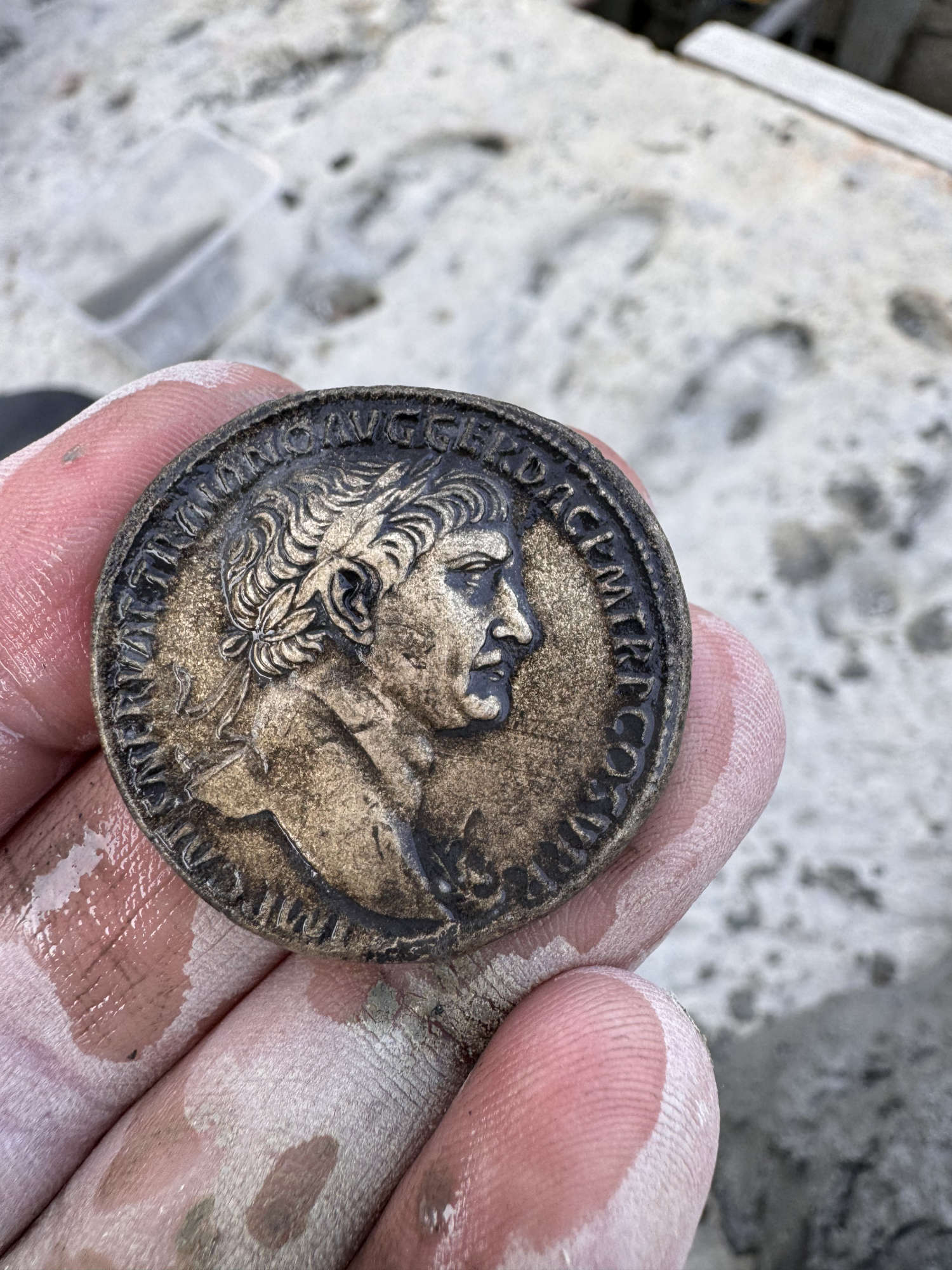 Pièce de monnaie de Trajan. Photo : Commune de San Casciano dei Bagni / Ludovico Salerno