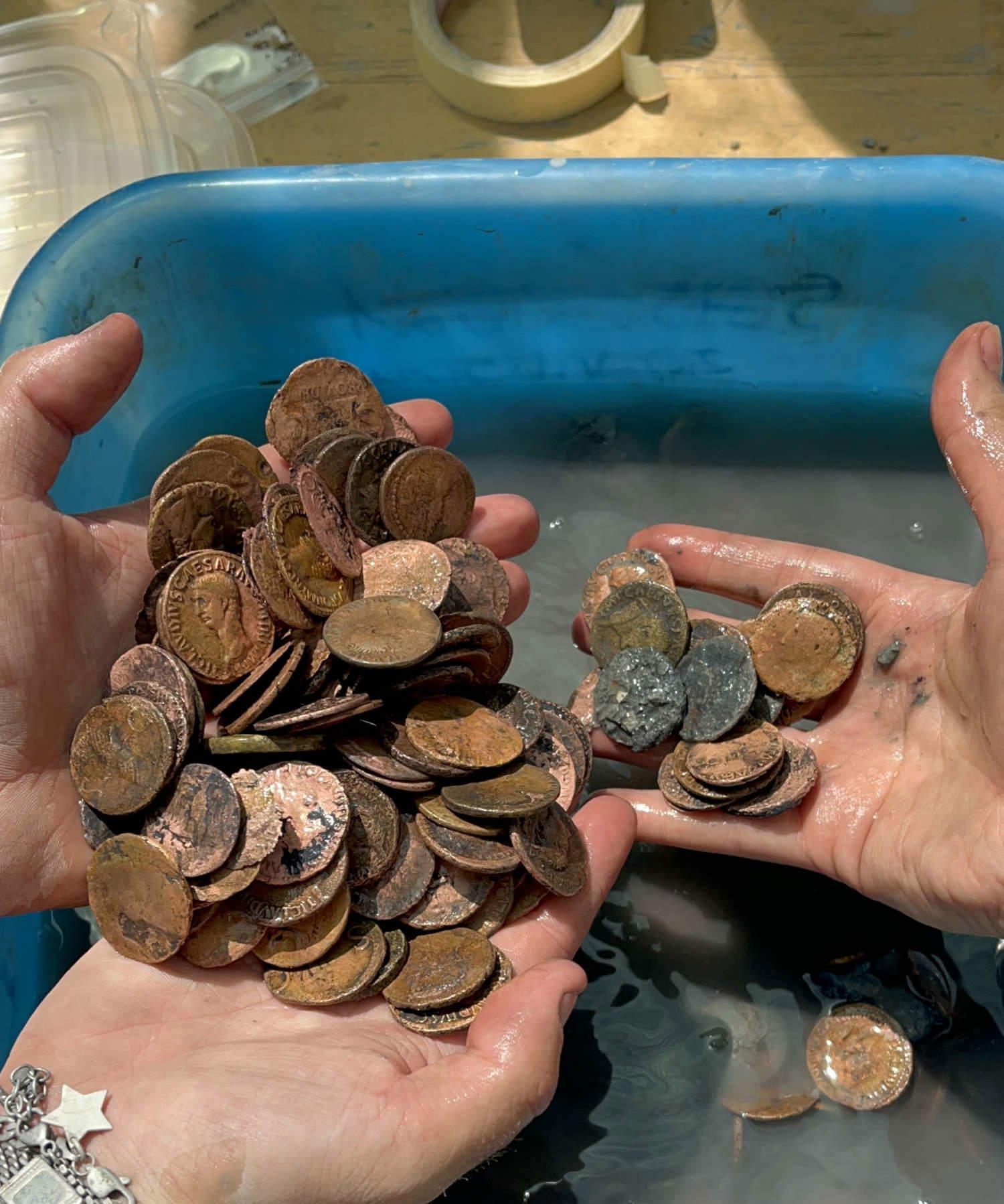 Les pièces de monnaie. Photo : Commune de San Casciano dei Bagni / Claudia Petrini