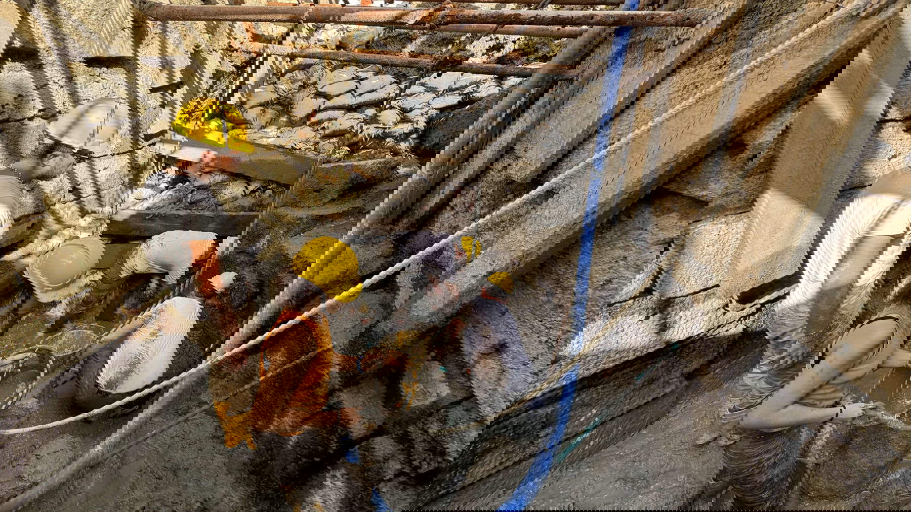 Fouilles dans le bassin sacré. Photo : Commune de San Casciano dei Bagni / Ludovico Salerno