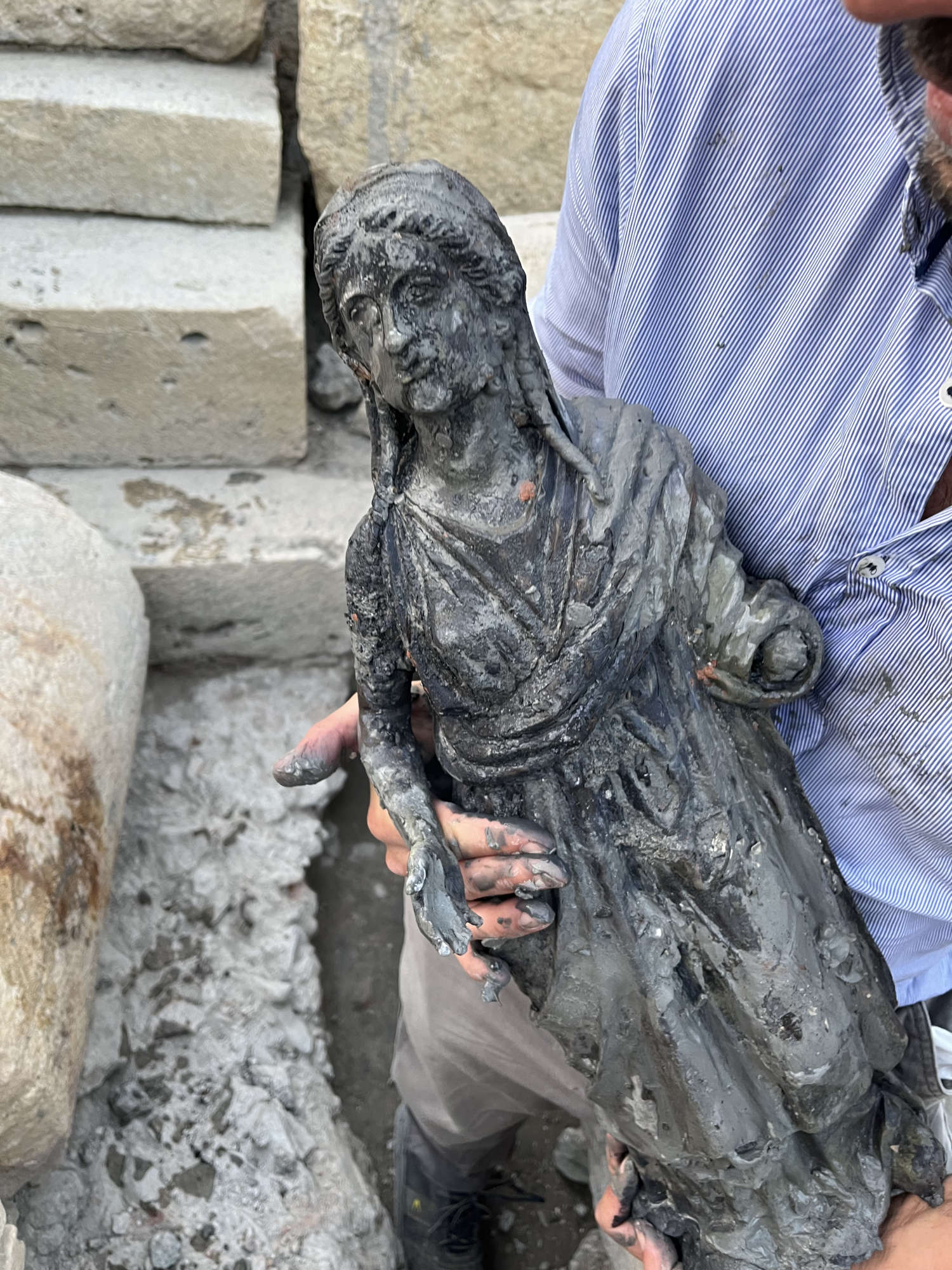 Statue d'une femme en prière. Photo : Commune de San Casciano dei Bagni / Claudia Petrini