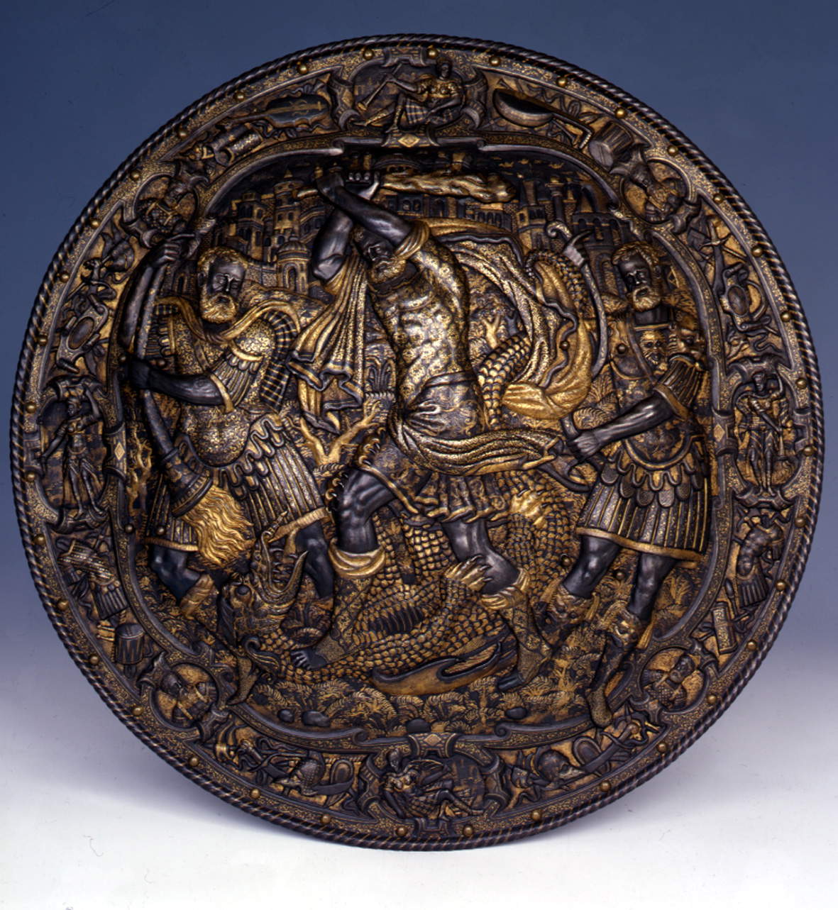 Officina milanese, Rotella con Ercole (1570 circa; acciaio, agemina d'oro e argento; Torino, Musei Reali, Armeria Reale) Officina milanese, Rotella con Ercole (1570 circa; acciaio, agemina d'oro e argento; Torino, Musei Reali, Armeria Reale)