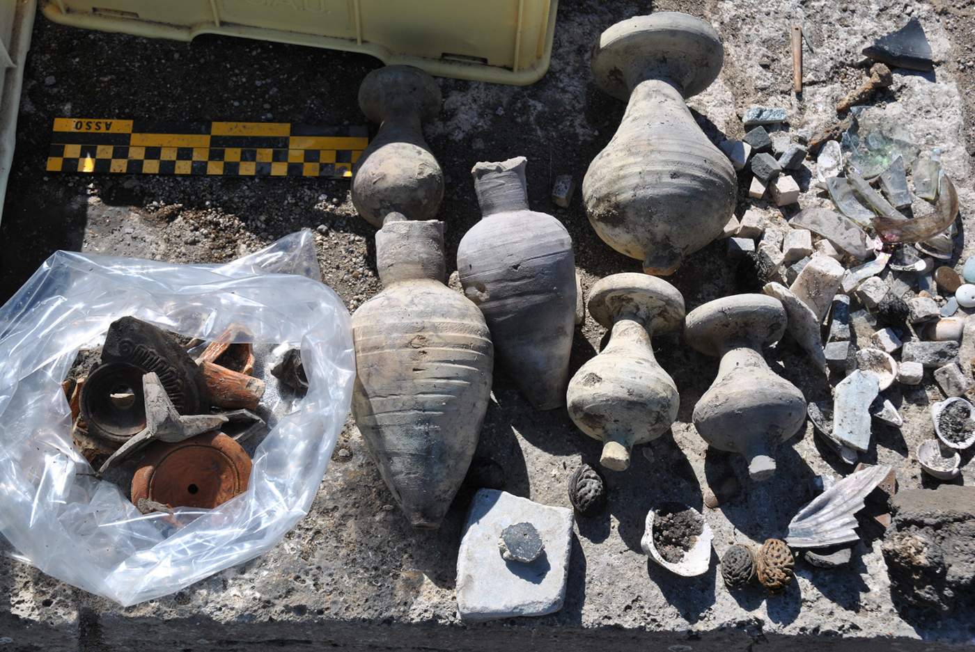 Objetos antiguos de la vida imperial bien conservados en el Parque Arqueológico de Ostia Antica