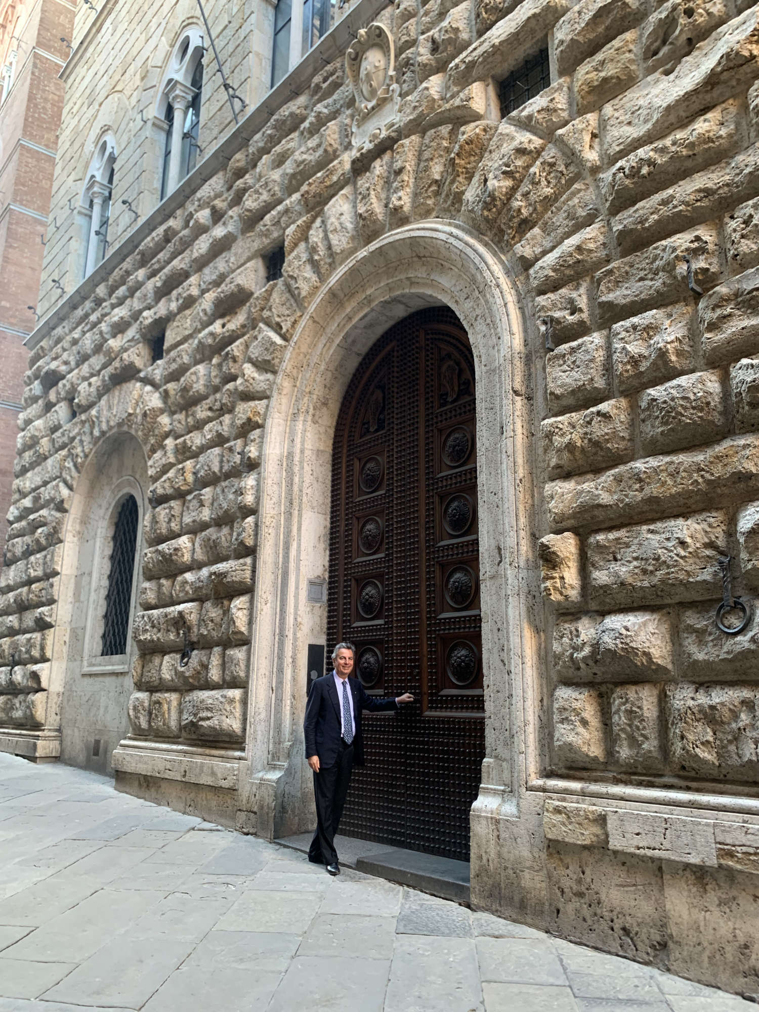 Beppe Costa ante el Palazzo delle Papesse Beppe Costa ante el Palazzo delle Papesse