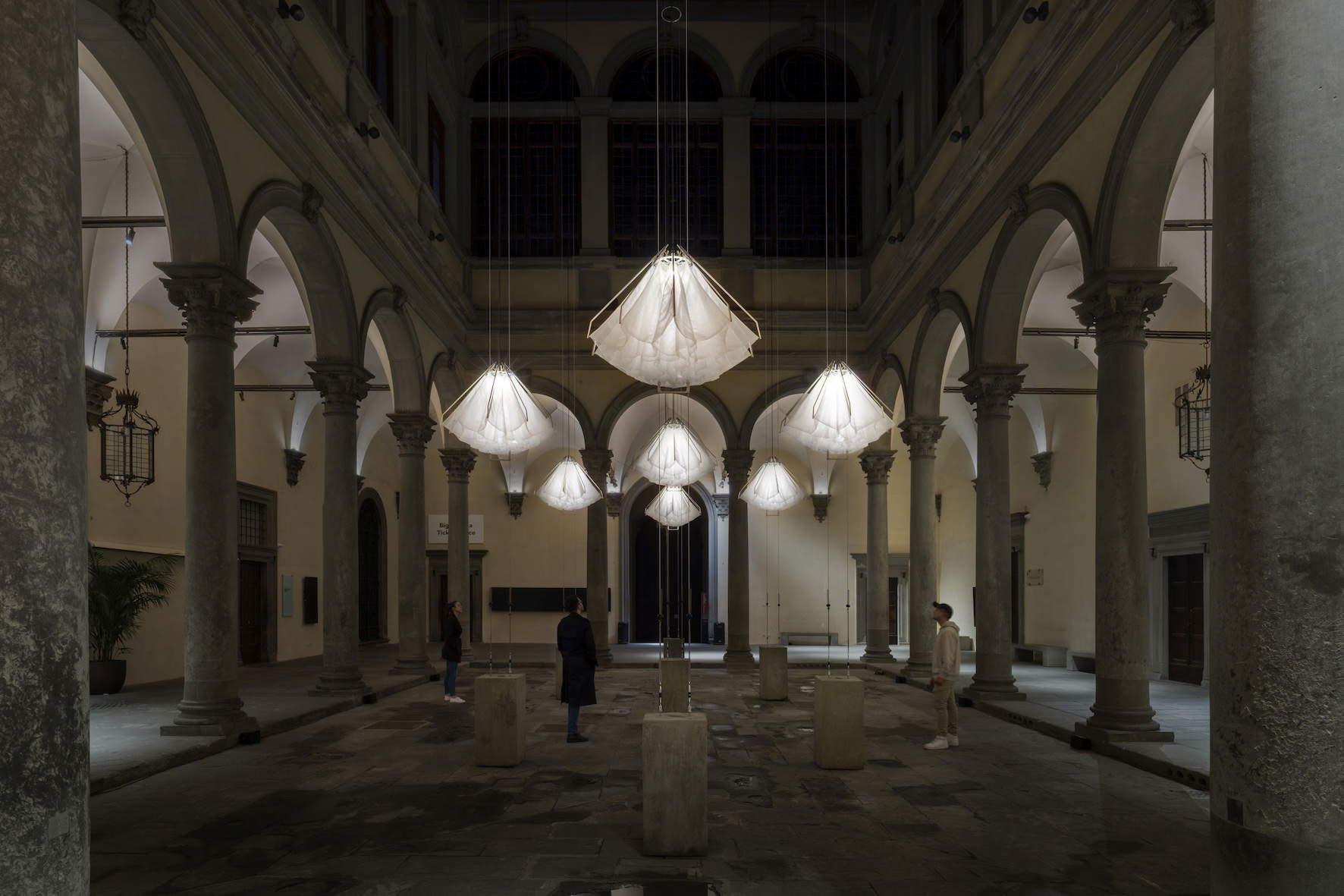 La refinada danza de flores mecánicas de DRIFT en el Palazzo Strozzi: la obra Shy Society