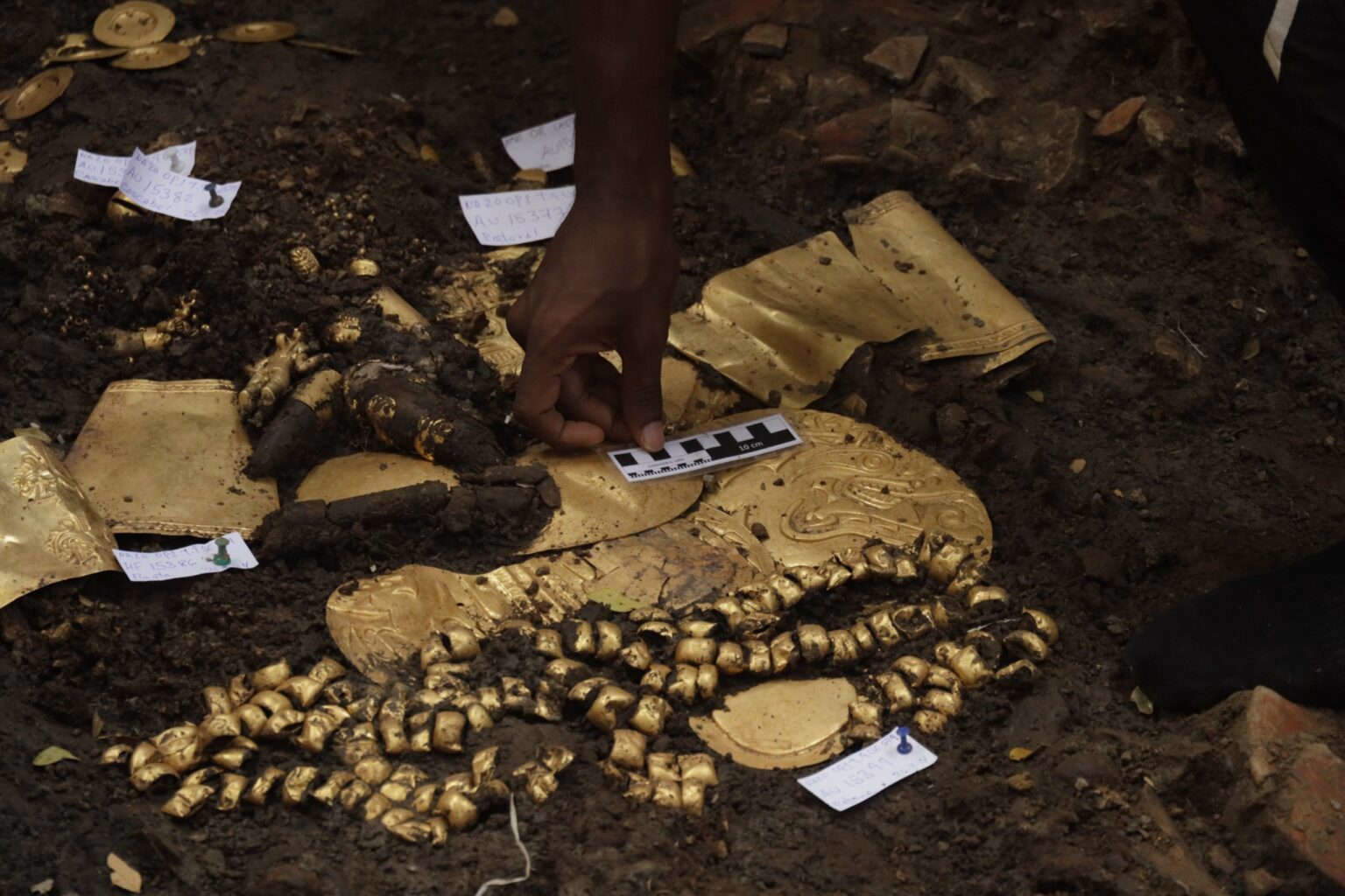 Panamá, descubrimiento de una tumba prehispánica repleta de objetos de oro y cerámica