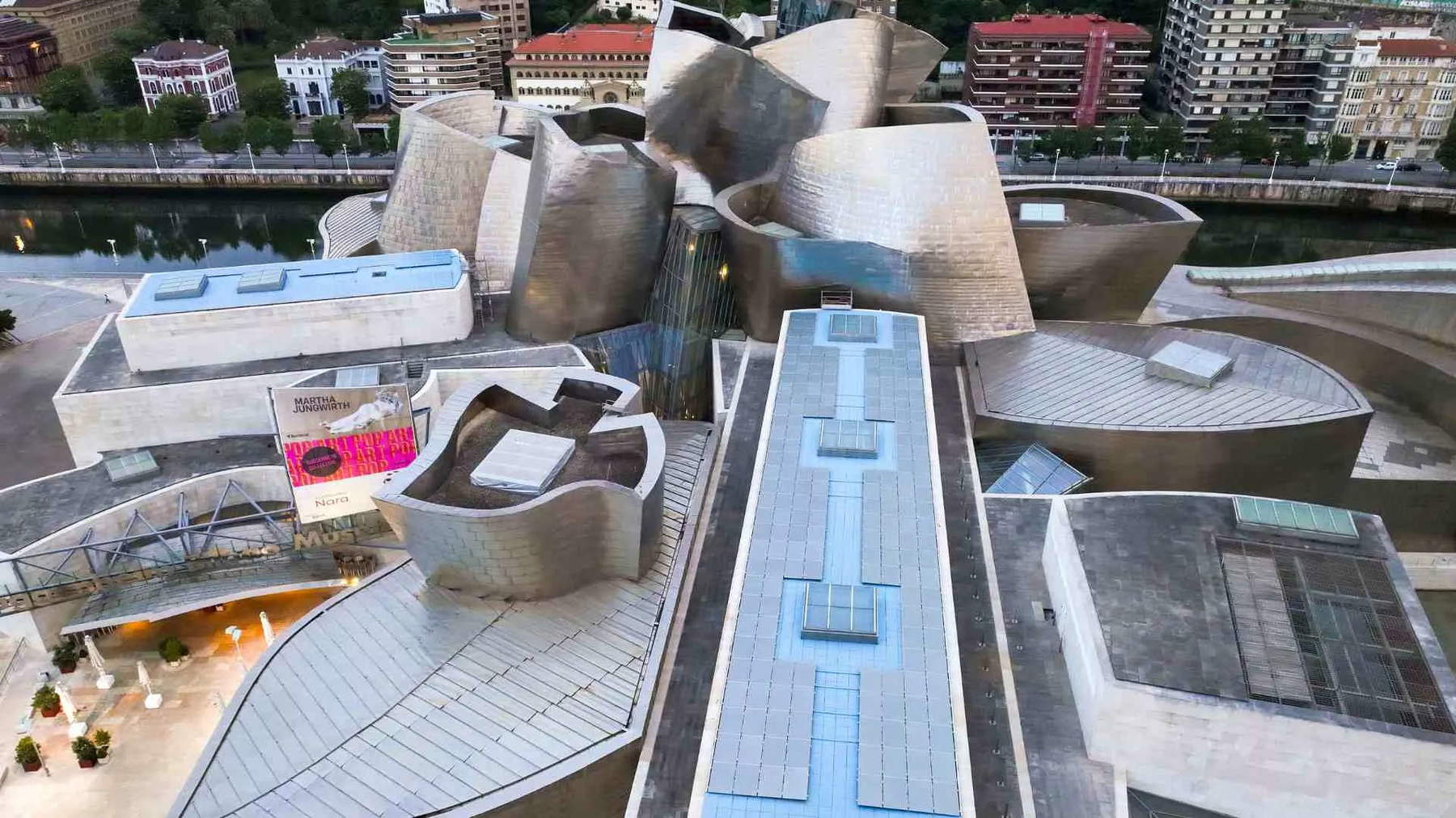 Un museo verde: el Guggenheim Bilbao instala 300 paneles fotovoltaicos en la cubierta