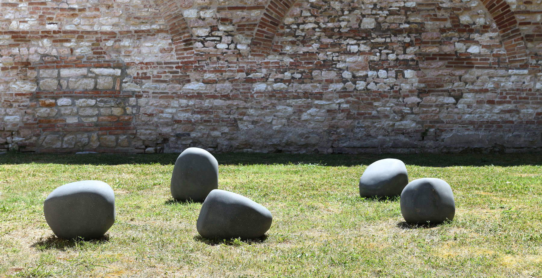 Paolo Icaro in Fabriano: Enthüllung des Werks Artificio naturale in der Pinacoteca Molajoli