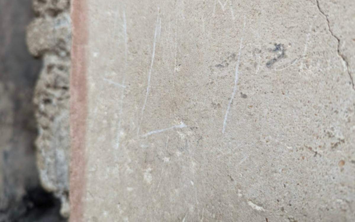 Pompei, turista incide lettere su un intonaco nella casa dei Ceii. Denunciato, ora dovrà ripagare il danno