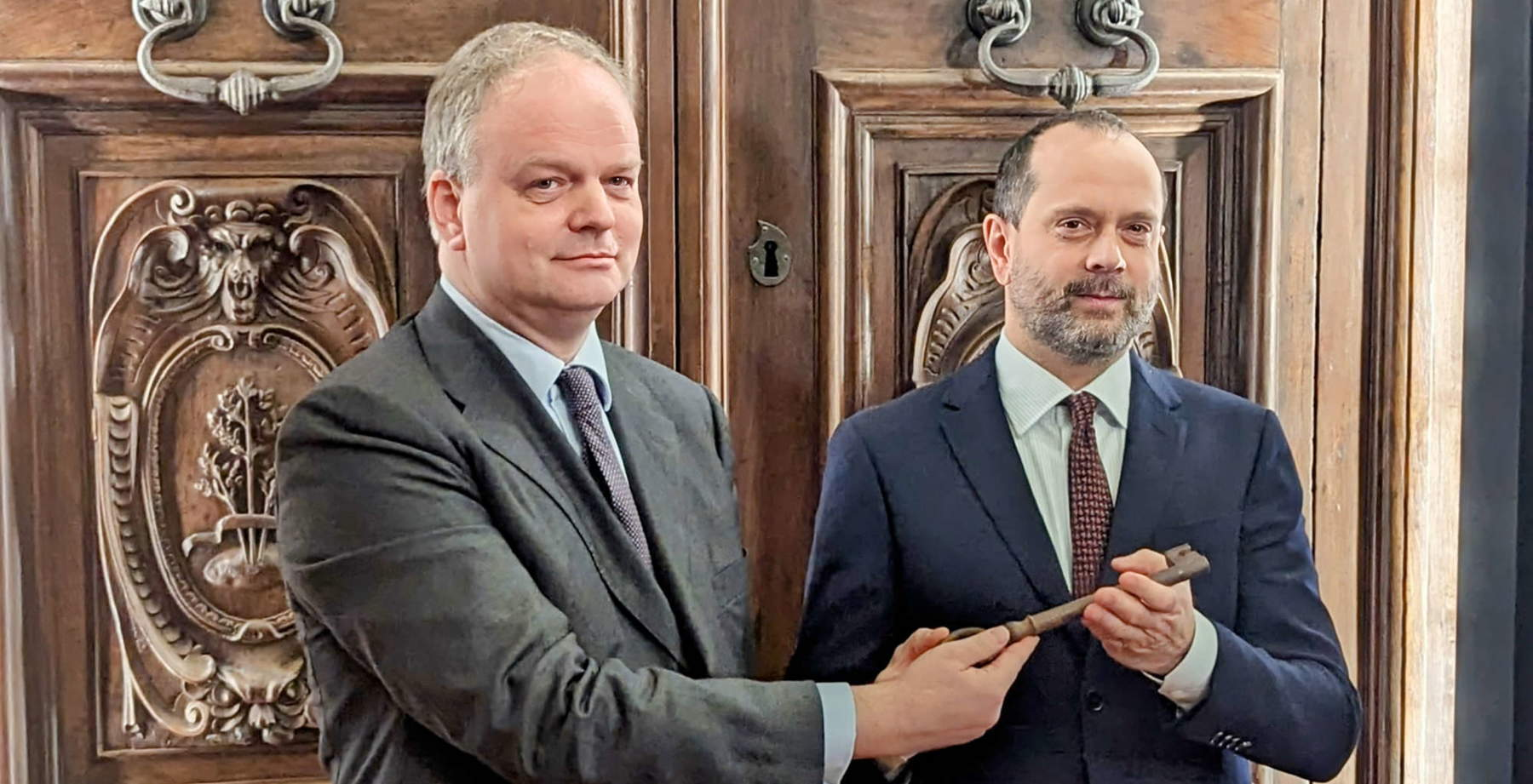 Uffizi, Eike Schmidt consegna le chiavi del museo al nuovo direttore Simone Verde