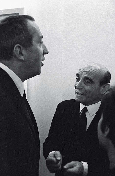 Pierre Soulages und Lucio Fontana, Paris, Galerie Iris Clert, 10. November 1961, Foto: André Morain Pierre Soulages und Lucio Fontana, Paris, Galerie Iris Clert, 10. November 1961, Foto: André Morain