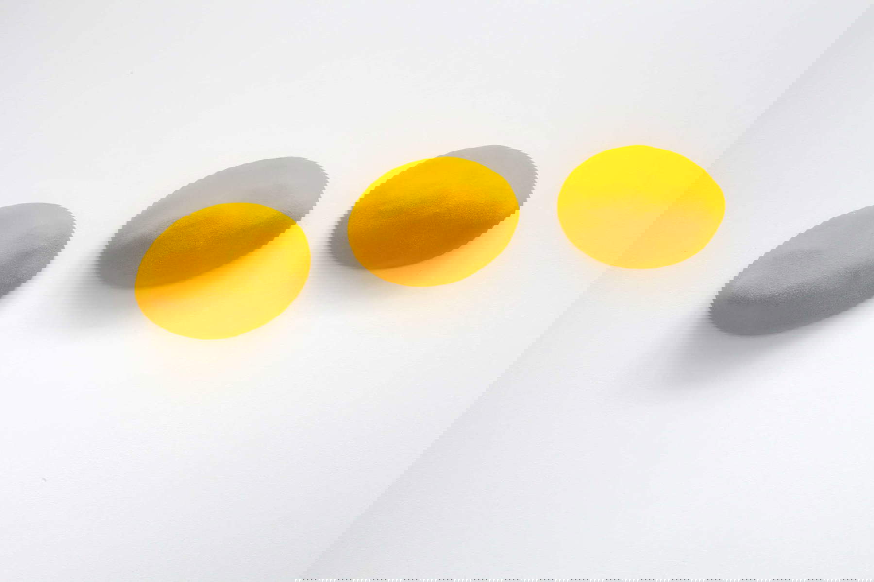 Pino Pinelli, <em>Pittura G</em> (1986; tre elementi in tecnica mista, 16 x 26 cm cadauno) Pino Pinelli, Pintura G (1986; tres elementos en técnica mixta, 16 x 26 cm cada uno)