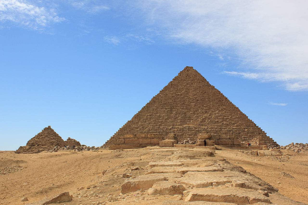 In Giza they want to reconstruct the facade of the pyramid of Mycerinus: strong criticism from archaeologists
