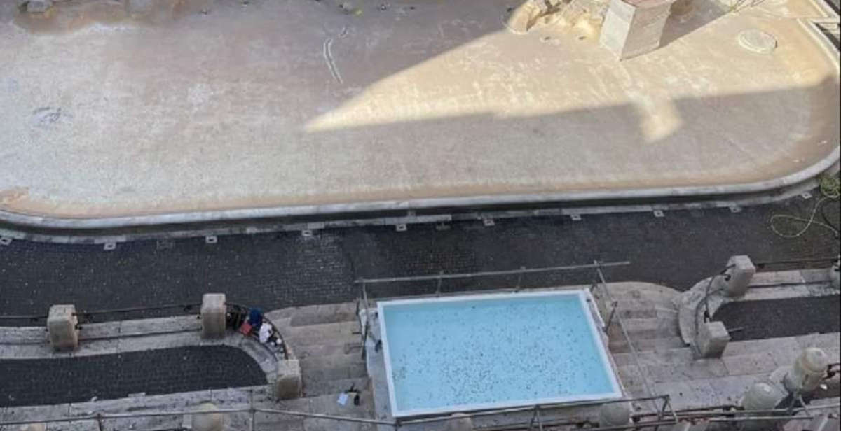 Fontaine de Trevi sans eau, la municipalité met en place un monnayeur. Et le web s'emballe