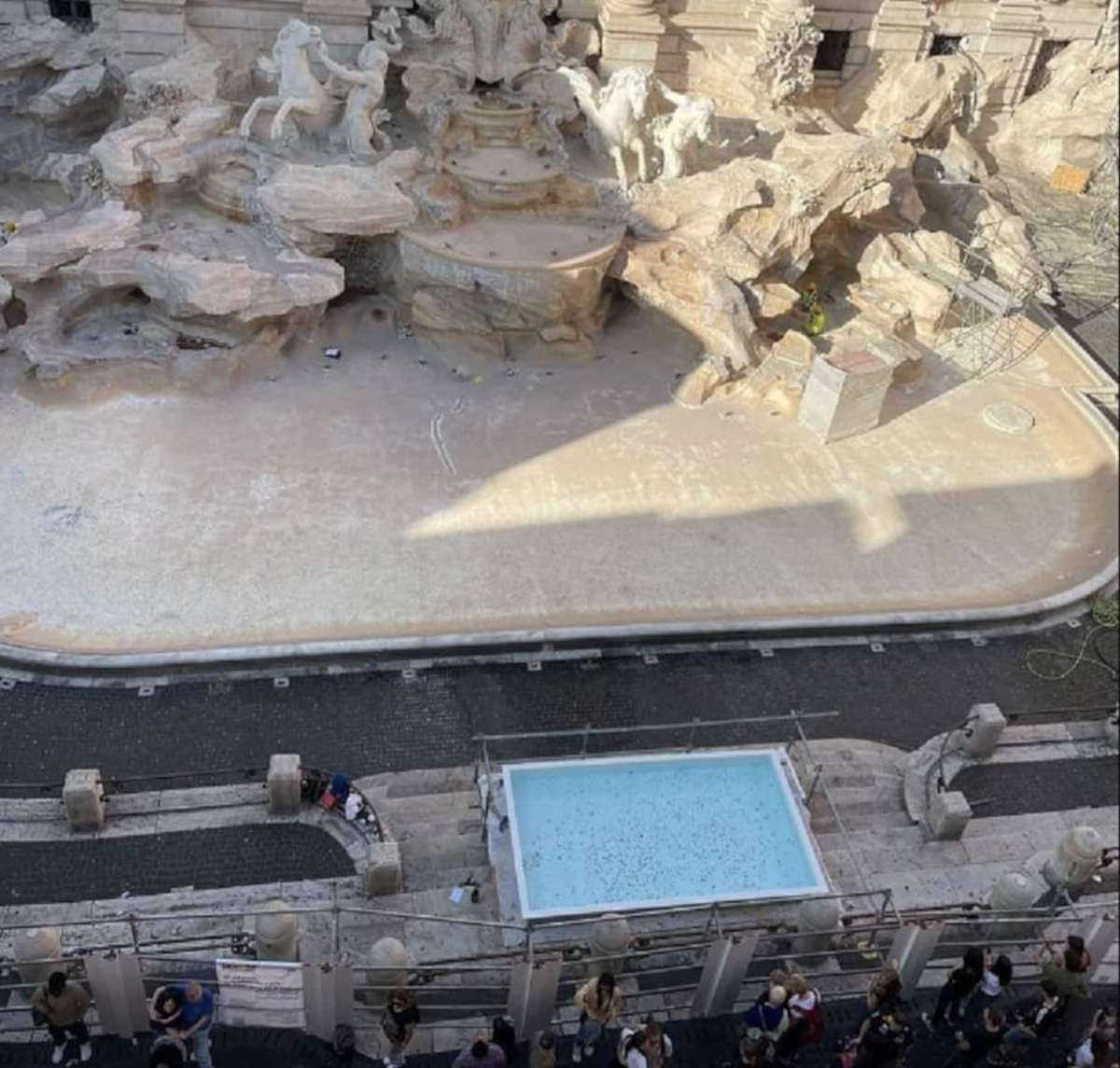 La piscina davanti alla Fontana di Trevi La piscina davanti alla Fontana di Trevi