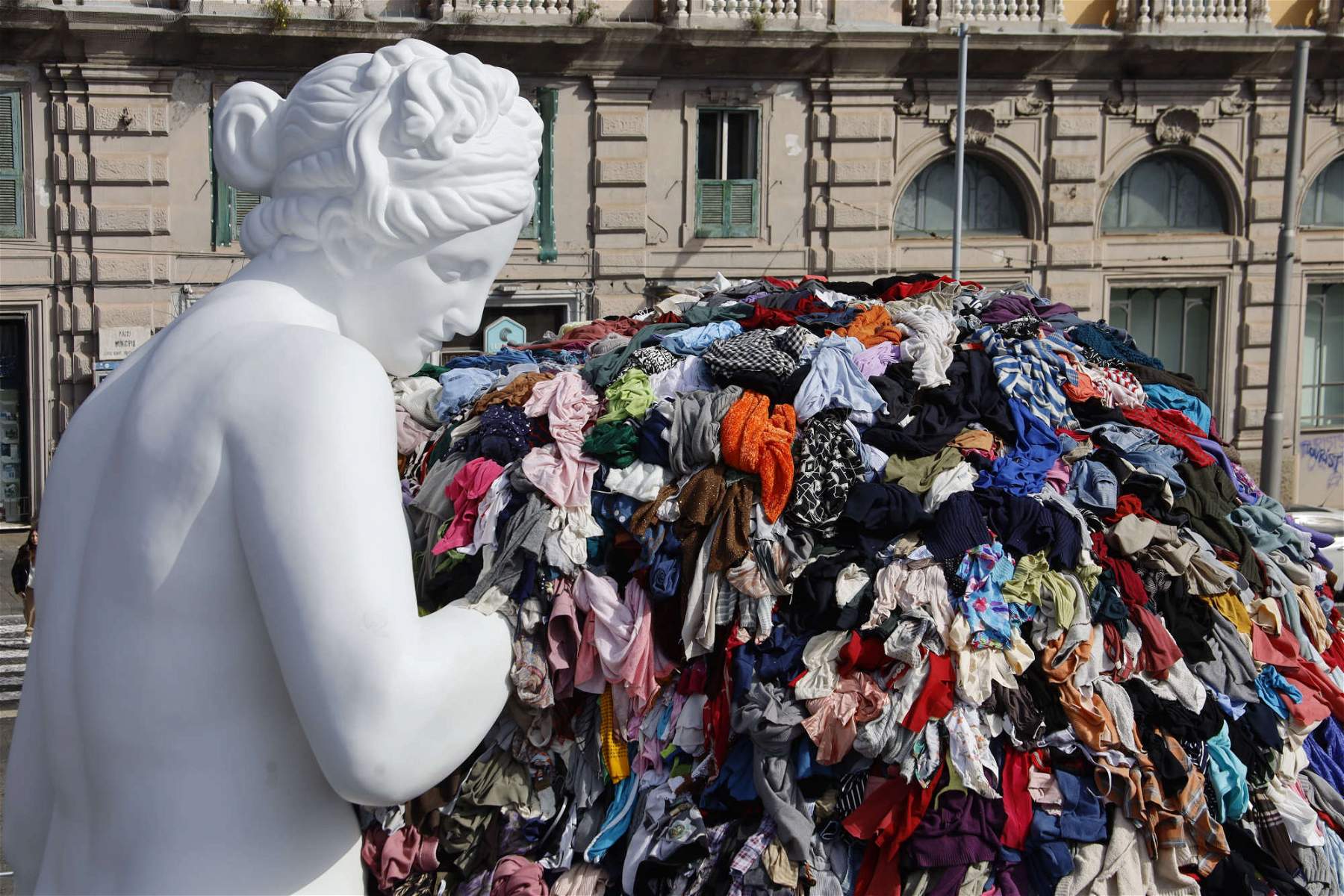 Naples, Pistoletto's new Venus of rags unveiled: reconstructed at artist's expense