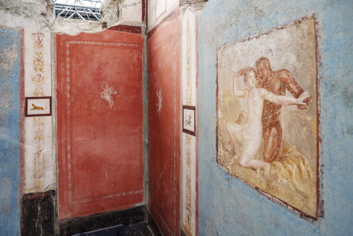 Pompéi, découverte de la Maison de Phèdre, une rare domus sans atrium. Elle possède également une fresque érotique