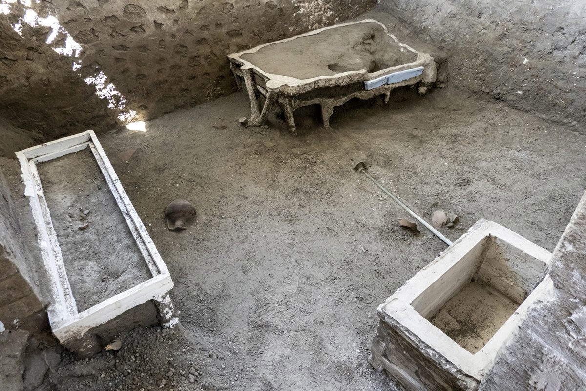 Pompeii, remains of two more victims of the eruption unearthed, along with gold coins and jewelry 