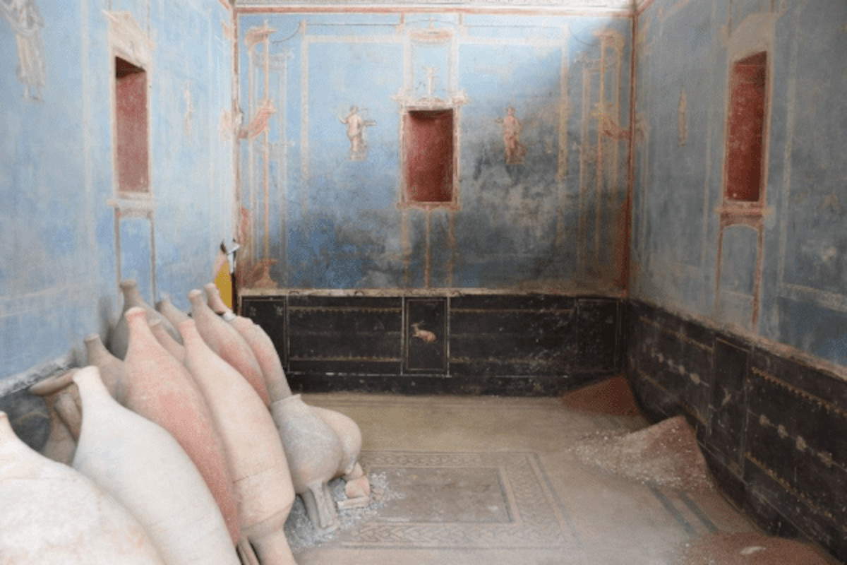 Pompei, riemerge un sacrario con pareti blu durante gli scavi nella Regio IX