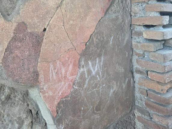 Pompeii, British tourist vandalizes House of the Vestals. She wanted to leave a trace of her visit