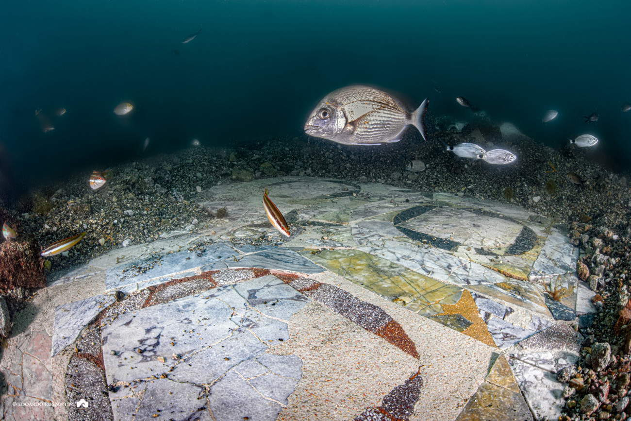 Parque submarino de Baia, el suelo geométrico de mármol de una villa romana que se está restaurando en el fondo del mar