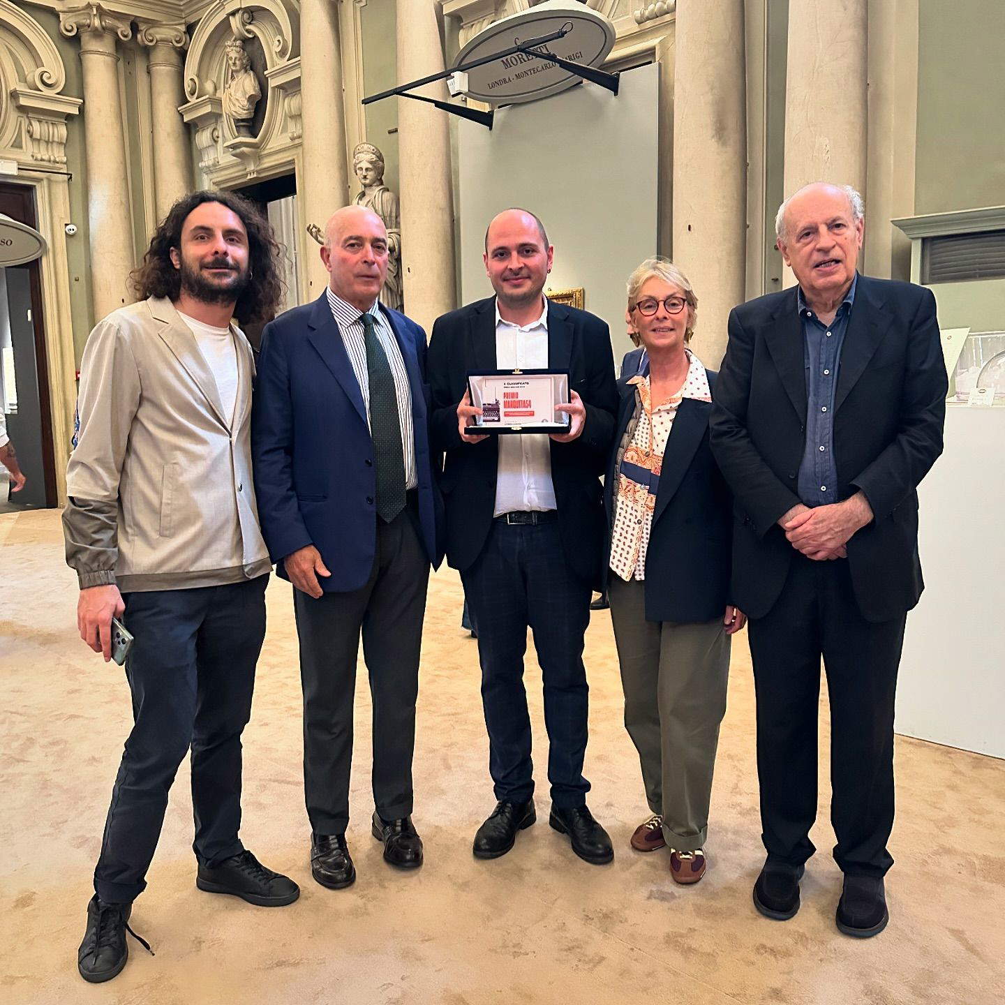 Ceremonia de entrega del Premio Margutta54. De izquierda a derecha: Nicola Zanella, Damiano Lapiccirella, Jacopo Suggi, Francesca Antonacci, Claudio Strinati. Ceremonia de entrega del Premio Margutta54. De izquierda a derecha: Nicola Zanella, Damiano Lapiccirella, Jacopo Suggi, Francesca Antonacci, Claudio Strinati.
