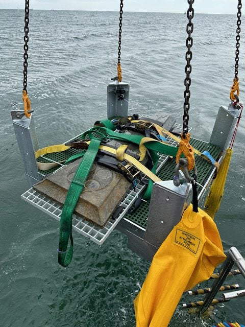 Il recupero delle lastre medievali. Foto: Universit&agrave; di Bournemouth