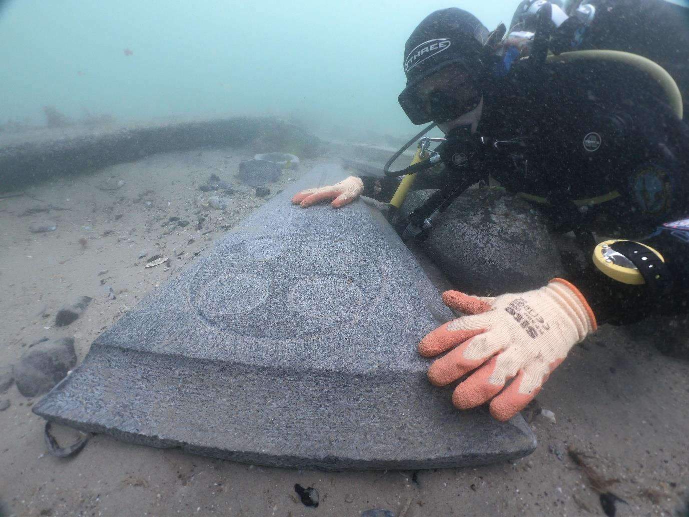 England, spectacular recovery in the sea: medieval slabs resurface from a wreck