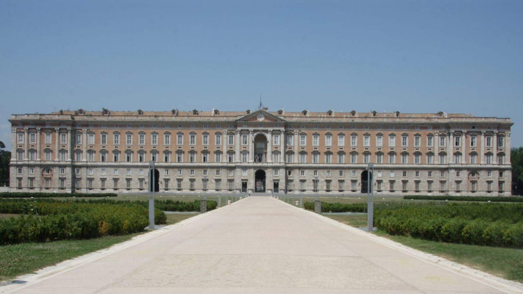 Hot weather at the museum: the Royal Palace of Caserta activates garrison with ambulance to rescue visitors