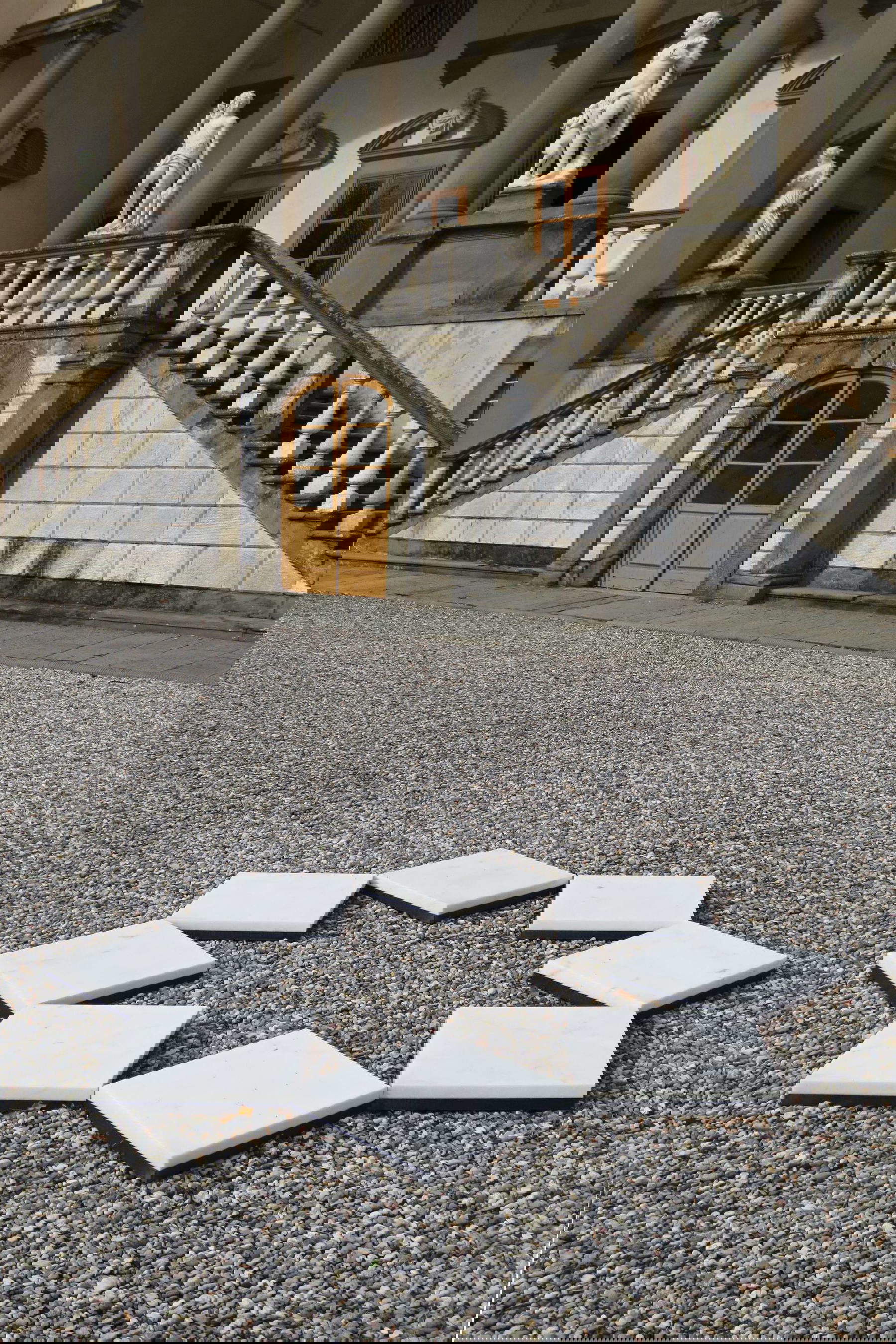 Remo Salvadori, Non si volta chi a stella &egrave; fisso (2013; marmo bianco statuario di Carrara, marmo nero del Belgio, 240 x 240 x 6,5 cm). Su concessione dell'artista. Foto: Jean-Pierre Maurer