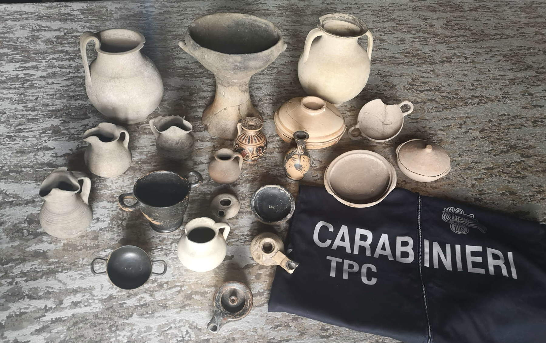 Venezia, i Carabinieri recuperano una preziosa collezione archeologica di reperti ceramici