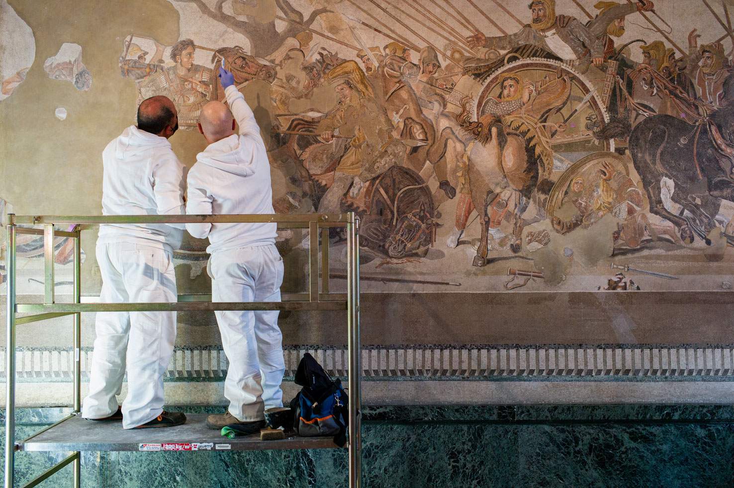 MANN, die zweite Phase der Restaurierung des Mosaiks von Alexander dem Großen beginnt