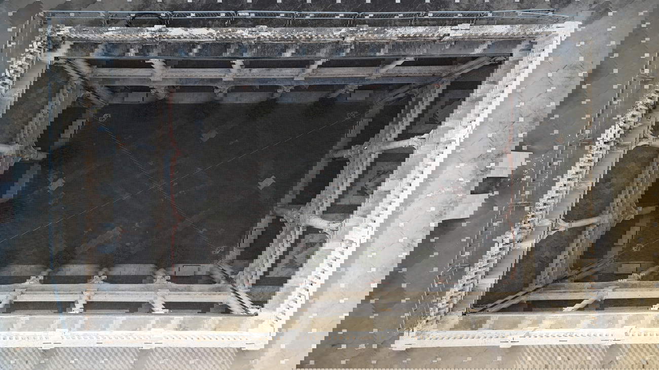 Comparación de la balaustrada a restaurar y restaurada desde arriba