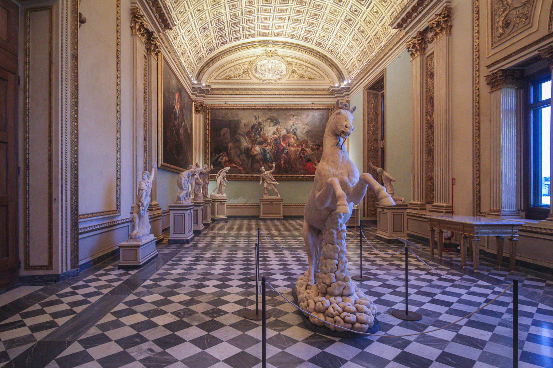 Uffizien, neues Licht für die Sala della Niobe, wo das große römische Pferd zurückkehrt