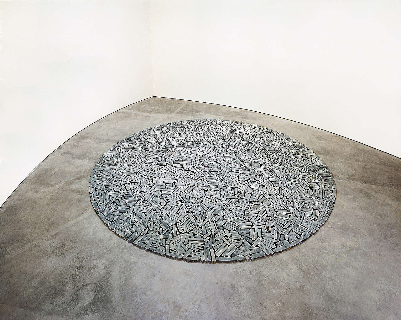 Richard Long, Bilbao Circle (2000; pizarra, diámetro 13 metros; Bilbao, Museo Guggenheim)