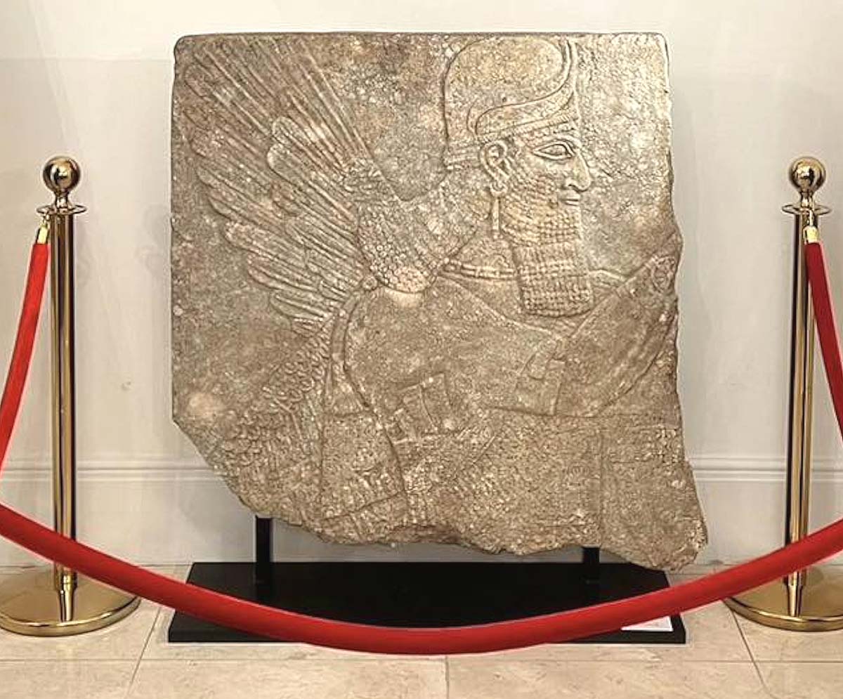 El Reino Unido devuelve a Iraq un raro relieve asirio robado de Nimrud