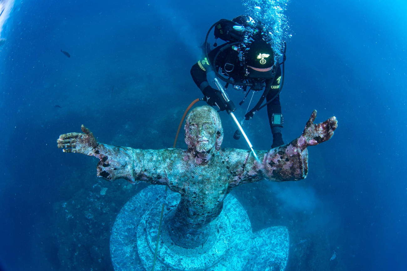 Camogli, ripulito il Cristo degli Abissi nel giorno del suo 70° anniversario