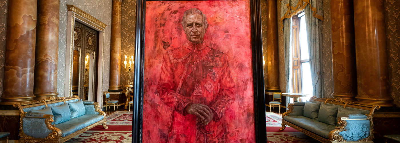 Le premier portrait officiel de Charles III est dévoilé : en rouge et avec un papillon