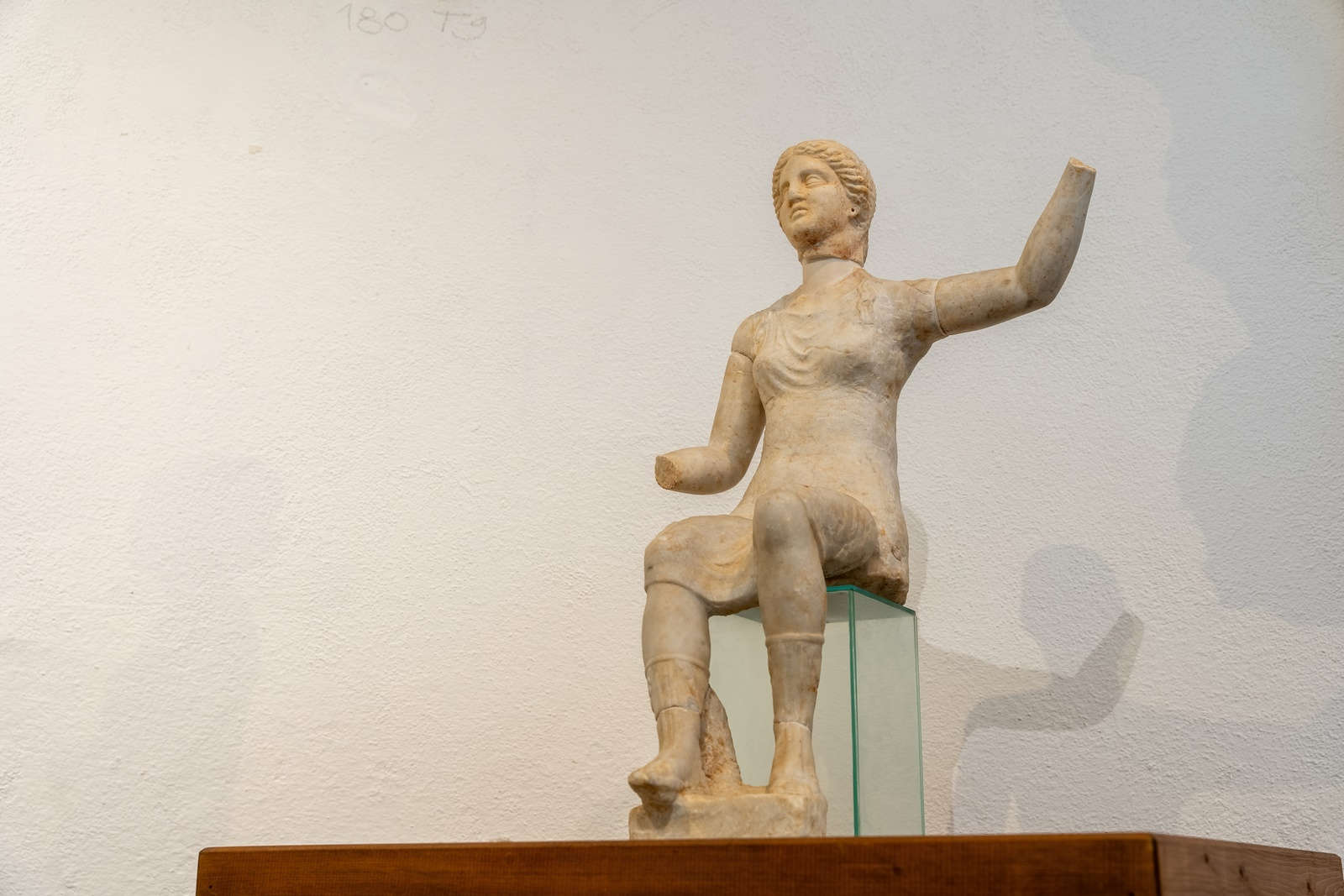 Statue de la déesse de la lune de la région de Fossacava. Époque romaine. Marbre blanc. Musée du marbre de Carrare. Photo Giuseppe D'Aleo. Image accordée par le Ministère de la Culture - Surintendance ABAP pour les provinces de Lucques et Massa Carrara. Statue de la déesse de la lune de la région de Fossacava. Époque romaine. Marbre blanc. Musée du marbre de Carrare. Photo Giuseppe D'Aleo. Image accordée par le Ministère de la Culture - Surintendance ABAP pour les provinces de Lucques et Massa Carrara.