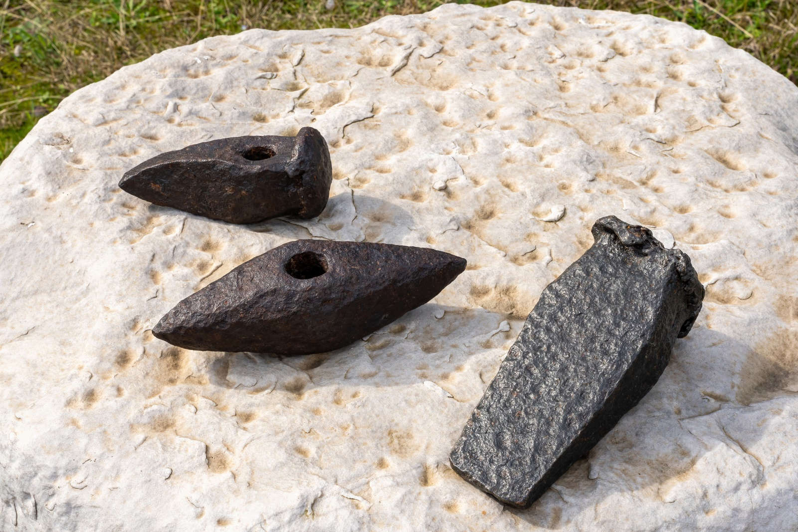 Pioche et coin en fer trouvés dans la zone des carrières. Âge romain. Musée du marbre de Carrare. Photo Giuseppe D'Aleo. Avec l'aimable autorisation du ministère de la Culture - Surintendance ABAP pour les provinces de Lucques et de Massa Carrara. Pioche et coin en fer trouvés dans la zone des carrières. Âge romain. Musée du marbre de Carrare. Photo Giuseppe D'Aleo. Avec l'aimable autorisation du ministère de la Culture - Surintendance ABAP pour les provinces de Lucques et de Massa Carrara.