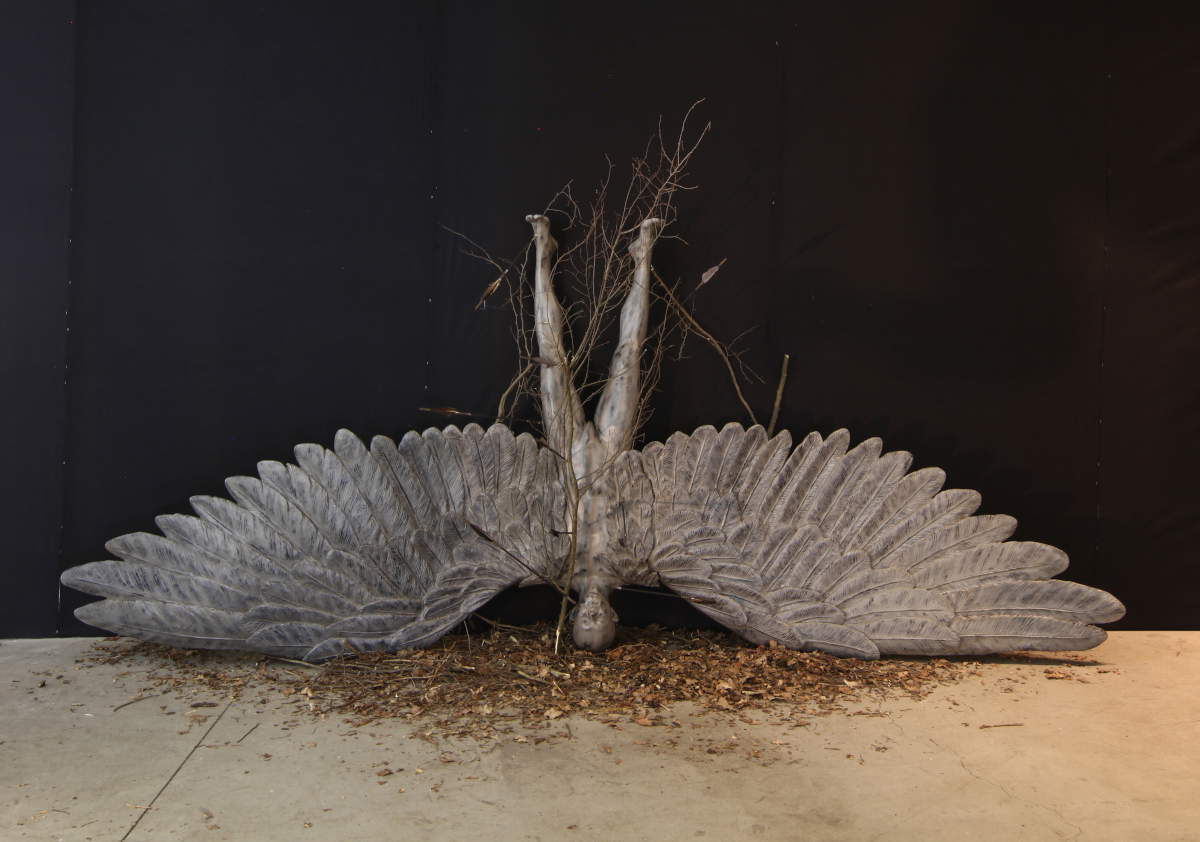 Ronald Ventura, Chasse immortelle (2015 ; métal, résine et fibre de verre, 193 x 420 x 60 cm ; Bologne, collection Golinelli).