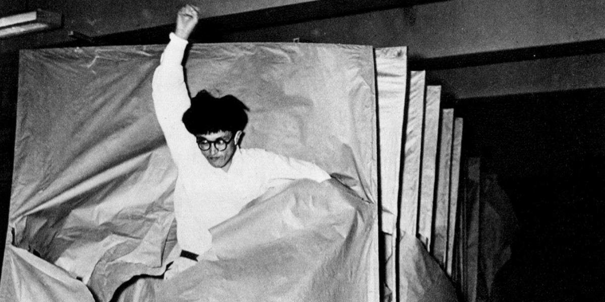 Saburo Murakami, Making Many Holes in an Instant (1955 ; performance)