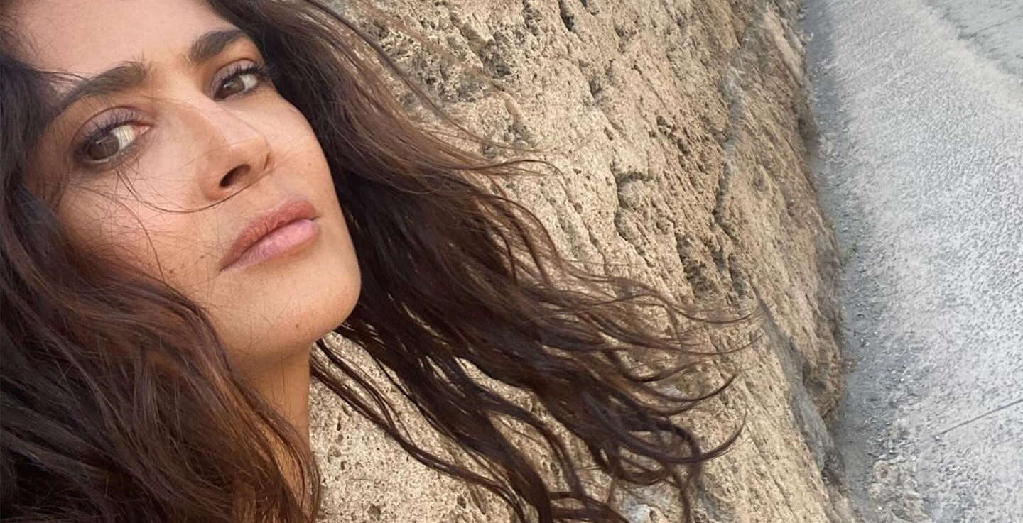 Salma Hayek besucht Pompeji, die Fotos sind überall im Internet zu finden. Sie dankt Hosanna