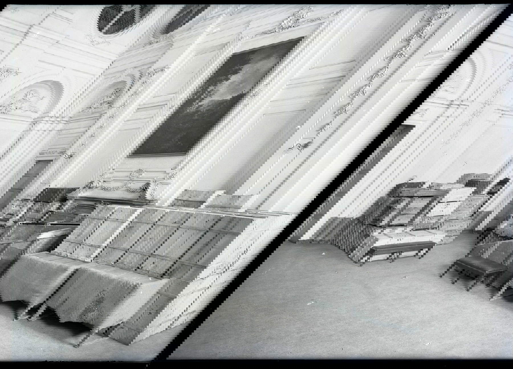 Historical photograph of the Hall of the Body Guards of the Castle of Agli&egrave; with the crates containing the works of the Egyptian Museum, Archives of the Soprintendenza Archeologia, belle arti e paesaggio for the metropolitan city of Turin.