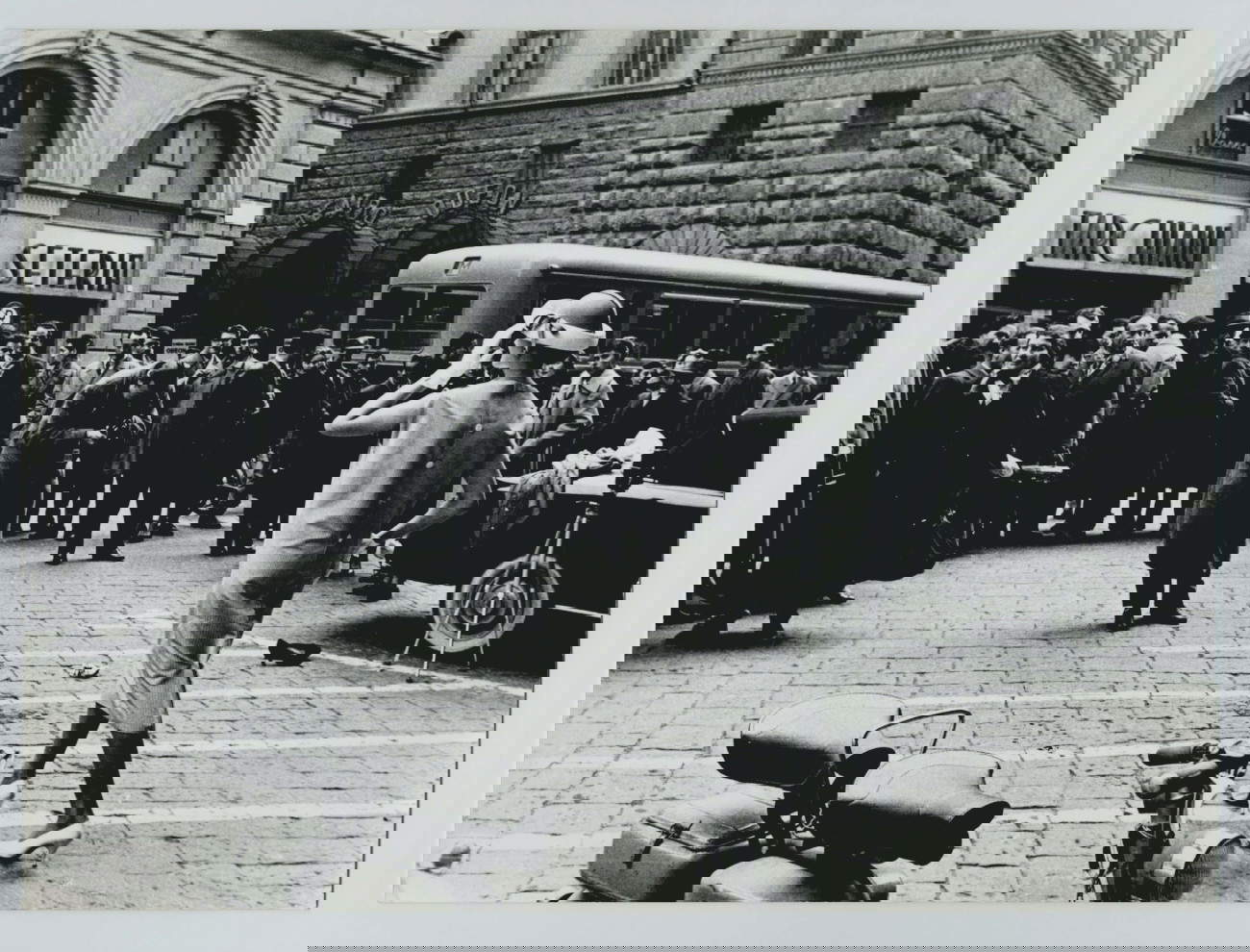 Lori Sammartino, Firenze, Palazzo Strozzi (Firenze, gennaio 1957, 18 x 24,2 cm, stampa vintage ai sali d’argento su carta baritata, A lberto Damian | Gallery) © Archivio Lori Sammartino / Daniele Petiziol