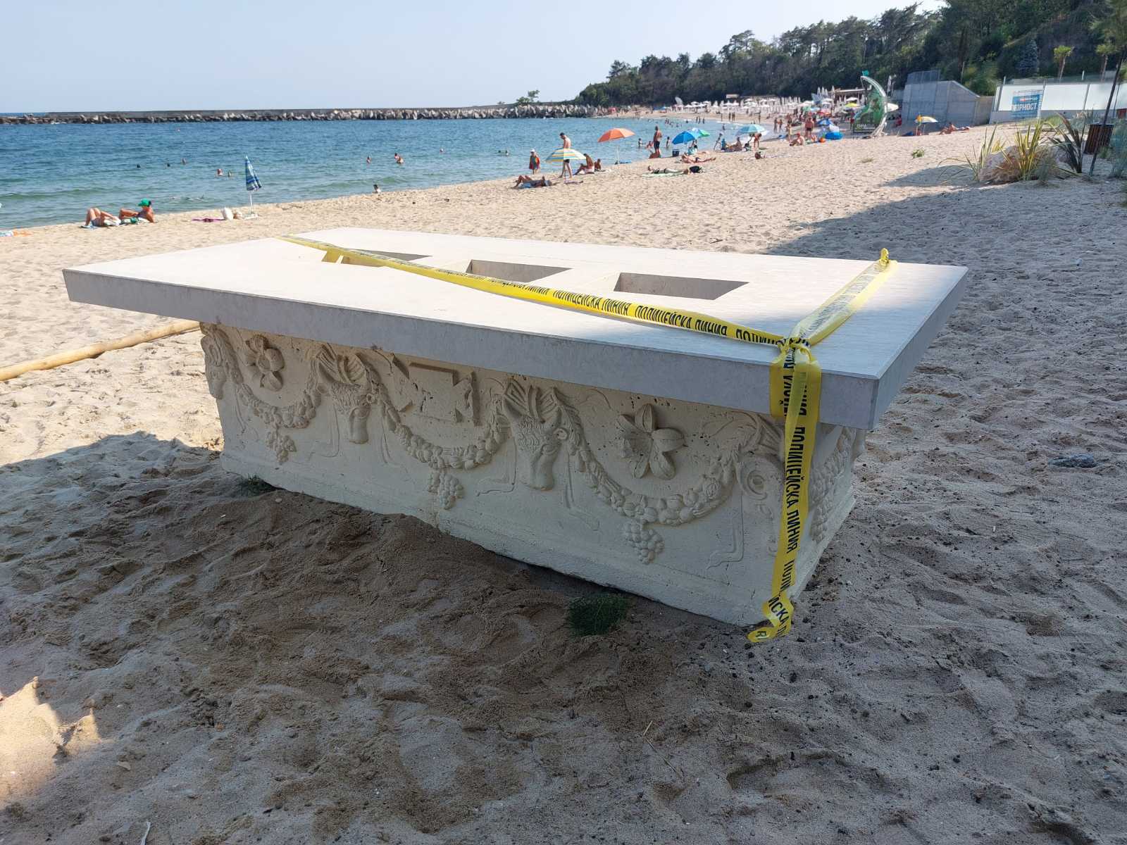 Bulgaria, stroll on the beach and find a Roman sarcophagus. Authenticity under study